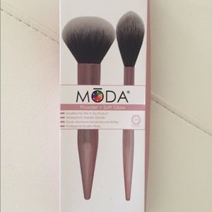 **SOLD**MODA 2-Piece Powder and Soft Glow Kit